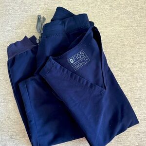 FIGS Women's Navy Scrub Pants And Top
